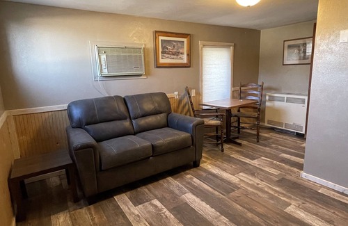 Faulkton Cabina | Rockin' E #9 - cozy, newly remodeled cabin