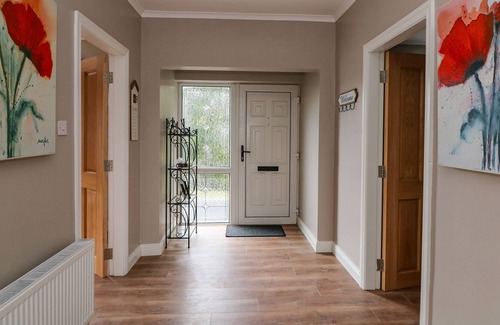 Castledockrell Cabaña | ROCKWOOD COTTAGE, pet friendly in Bunclody, County Wexford