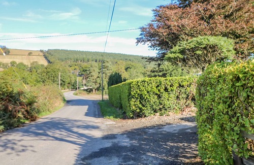 Castledockrell Cabaña | ROCKWOOD COTTAGE, pet friendly in Bunclody, County Wexford