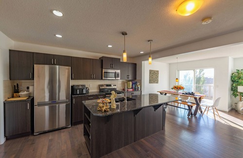 Cochrane Casa | Rocky Mountain View 4 You & Hot tub