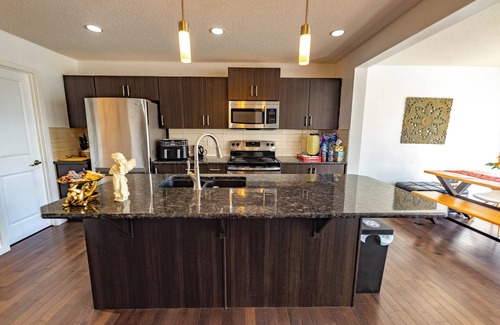 Cochrane Casa | Rocky Mountain View 4 You & Hot tub