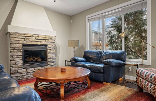 Calgary Casa | Rocky Mountains Retreat - 2 BRM Home in Crestmont