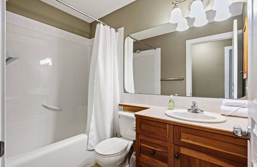 Calgary Casa | Rocky Mountains Retreat - 2 BRM Home in Crestmont
