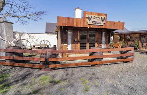 Limavady Cabaña | ROCKY RIDGE CABIN, romantic, character holiday cottage in Castlerock