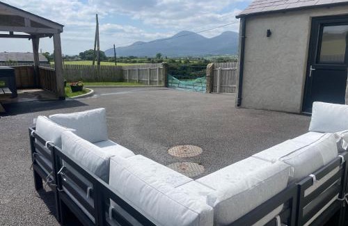 Annsborough Casa | Roddys cottage three bedroom with hot tub sleeps6