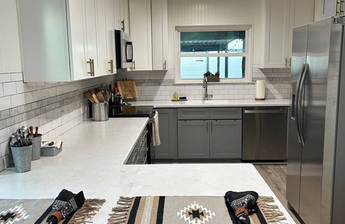 River Oaks Casa | Rodeo Ranch River District. Near all attractions. Sleeps 9, Fenced yard, Pets ok