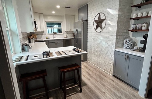 River Oaks Casa | Rodeo Ranch River District. Near all attractions. Sleeps 9, Fenced yard, Pets ok