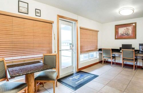 Newport Hotel | Rodeway Inn Newport