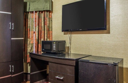 Belleville Hotel | Rodeway Inn