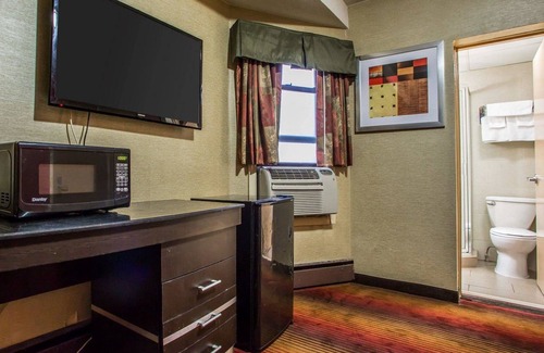 Belleville Hotel | Rodeway Inn