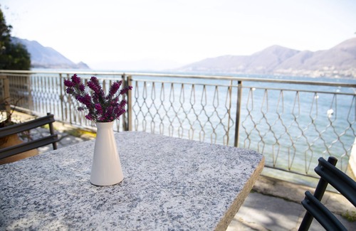 Brezzo di Bedero Apartamento | RODODENDRO- Villa On The Lake