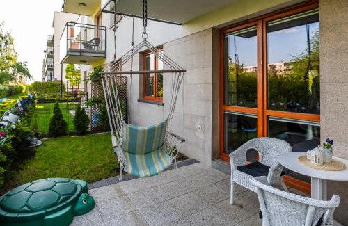 Warsaw Apartamento | Rodzinny relaks z ogrodem i garażem