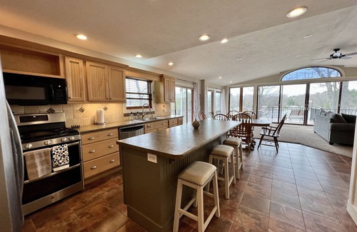 Big Rapids Casa | Rogers Pond & River Retreat | Grand Views | Kayaks