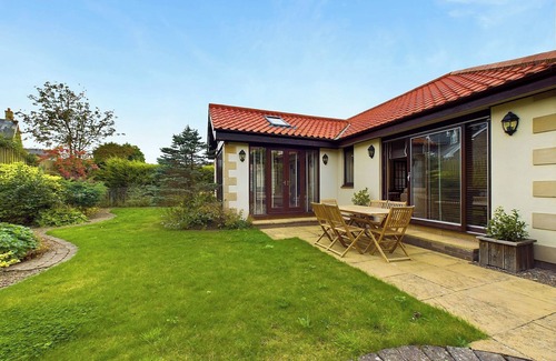 Bamburgh Cabaña | ROKEBY, pet friendly, country holiday cottage in Bamburgh