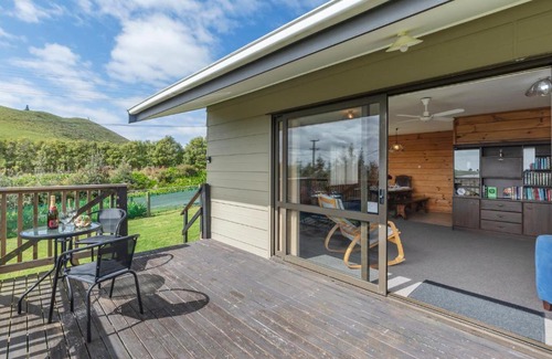 Otaua Casa | Rolling Hills Retreat - Otaua Holiday Home