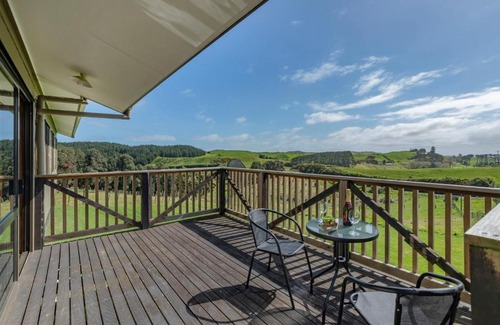 Otaua Casa | Rolling Hills Retreat - Otaua Holiday Home