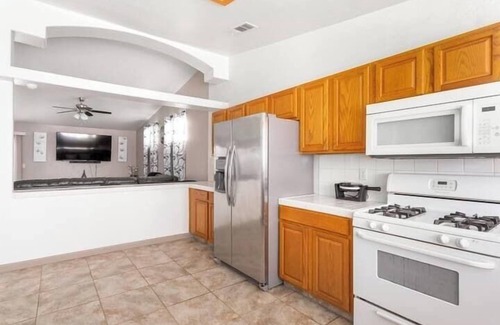 Greenacres Casa | Rollingbay · Luxurious 4BR Getaway with Pool Table & 70” TV