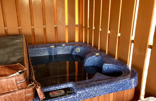 Townsend Cabina | Smoky Cabins ofrece Pipers Place: una cabina de estudio para dos con piscina, hidromasaje, chimenea y más