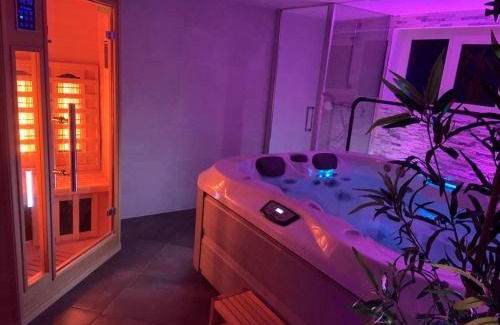 Deuil-la-Barre Apartamento | *Romance Jacuzzi* Appartement Spa pour les amoureux ou les solos