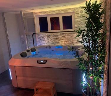 Deuil-la-Barre Apartamento | *Romance Jacuzzi* Appartement Spa pour les amoureux ou les solos