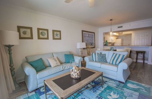 Panama City Beach Condominio | Romantic Beach Condo, Servicios únicos, cerca de Pier Park, 4 Sillas de playa GRATIS,