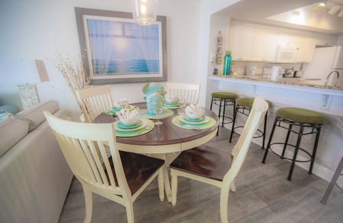 Panama City Beach Condominio | Romantic Beach Condo, Servicios únicos, cerca de Pier Park, 4 Sillas de playa GRATIS,