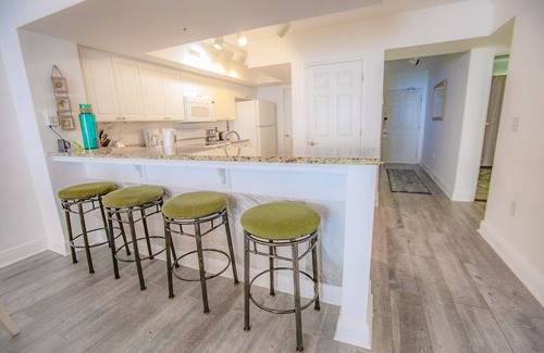 Panama City Beach Condominio | Romantic Beach Condo, Servicios únicos, cerca de Pier Park, 4 Sillas de playa GRATIS,