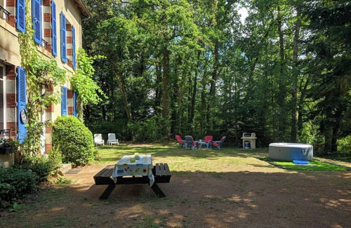 Buxieres-sous-Montaigut Casa | Romantic 19th century country home with a big garden and BBQ.