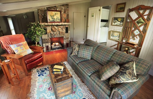 Eureka Springs Historic District Cabaña | Se admiten mascotas casa de un dormitorio a 10 minutos a pie del centro