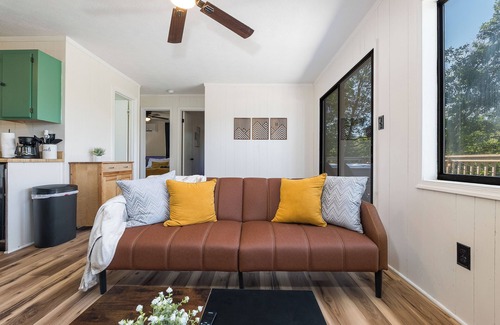 Broadway Cabina | Romantic 2-bedroom cabin, Hot tub, views, Firepit, Arcade, Grill