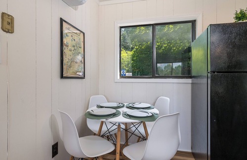 Broadway Cabina | Romantic 2-bedroom cabin, Hot tub, views, Firepit, Arcade, Grill