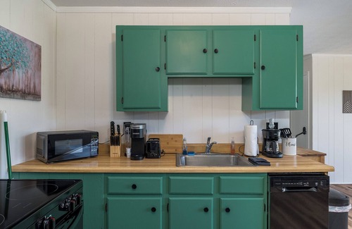 Broadway Cabina | Romantic 2-bedroom cabin, Hot tub, views, Firepit, Arcade, Grill