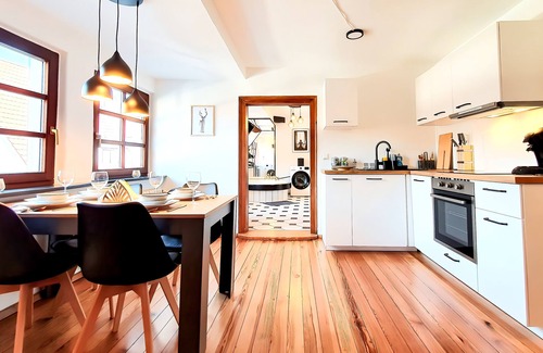 Annweiler am Trifels Apartamento | Romantic-apartment mit Dachterrasse & Lounge, Waldblick, 80m²