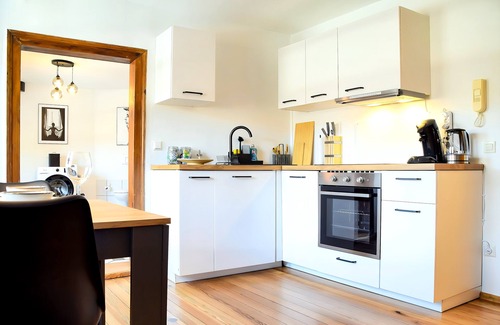 Annweiler am Trifels Apartamento | Romantic-apartment mit Dachterrasse & Lounge, Waldblick, 80m²