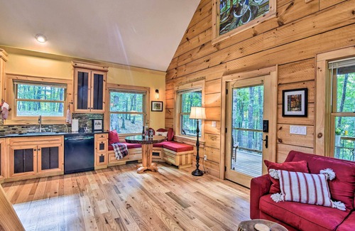 Leicester Cabina | ¡Romántica cabaña en el área de Asheville con terraza y bañera de hidromasaje!