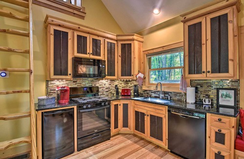 Leicester Cabina | ¡Romántica cabaña en el área de Asheville con terraza y bañera de hidromasaje!