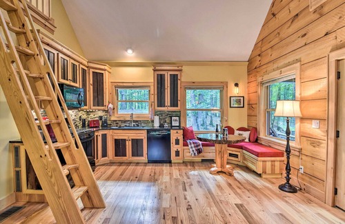 Leicester Cabina | ¡Romántica cabaña en el área de Asheville con terraza y bañera de hidromasaje!