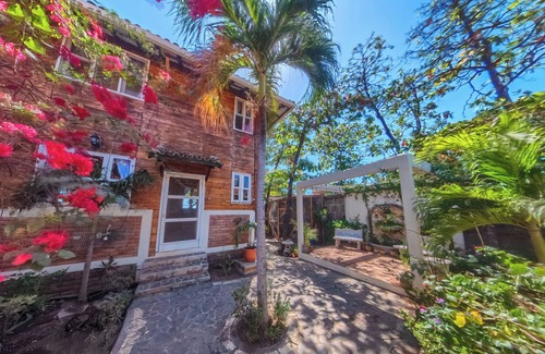 Pochomil Casa | Main Beach House w / Ocean Sunset Views para parejas!