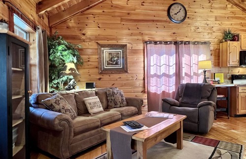 Gatlinburg - Pigeon Forge Cabina | Romántico, cabaña privada en estanque de pesca-cama King-chimenea-jacuzzi-Wifi gratuito