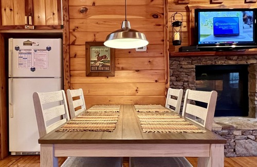 Gatlinburg - Pigeon Forge Cabina | Romántico, cabaña privada en estanque de pesca-cama King-chimenea-jacuzzi-Wifi gratuito