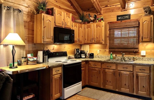 Gatlinburg - Pigeon Forge Cabina | Romántico, cabaña privada en estanque de pesca-cama King-chimenea-jacuzzi-Wifi gratuito