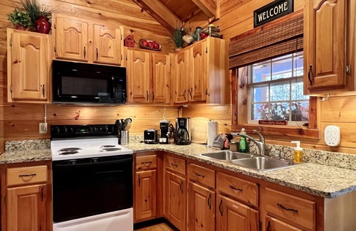 Gatlinburg - Pigeon Forge Cabina | Romántico, cabaña privada en estanque de pesca-cama King-chimenea-jacuzzi-Wifi gratuito