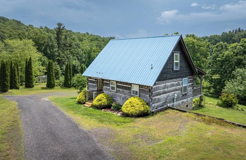 Vesta Cabina | Romantic Cabin Getaway - Fast Wi-Fi - Pet-Friendly
