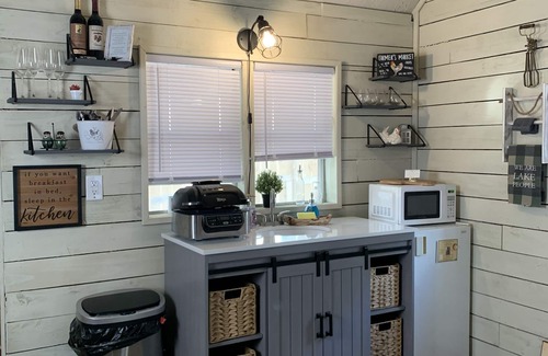 Canyon Lake Cabina | Romantic Cabin: Hot Tub, 🦮 2m Whitewater, Concierge