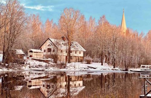 Stjarnsund Casa | Romantic Cabin right on the lake with fire place