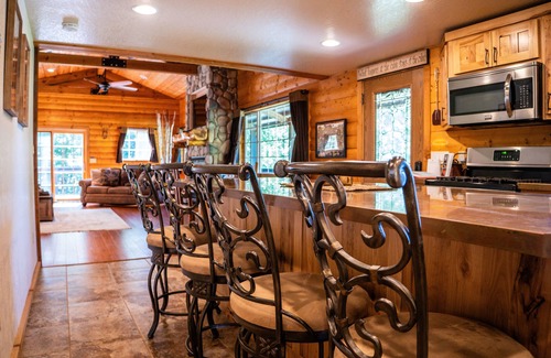 Ferryville Cabina | Romantic Cabin: Secluded Woods, Hot Tub, and Privacy in the Driftless Region.
