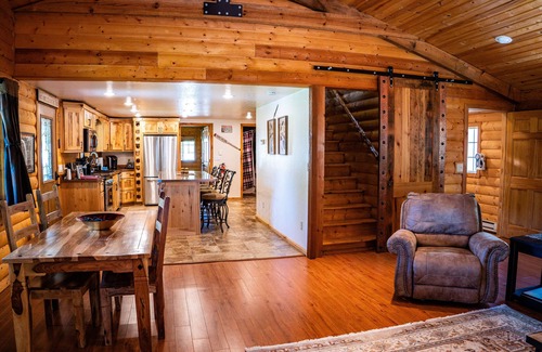 Ferryville Cabina | Romantic Cabin: Secluded Woods, Hot Tub, and Privacy in the Driftless Region.