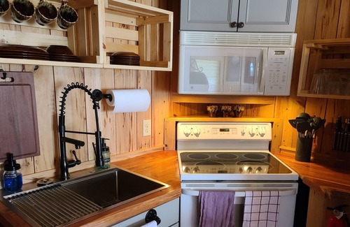 Jefferson Cabina | Romantic Cabin with gorgeous views 5 minutes away from downtown West Jefferson.