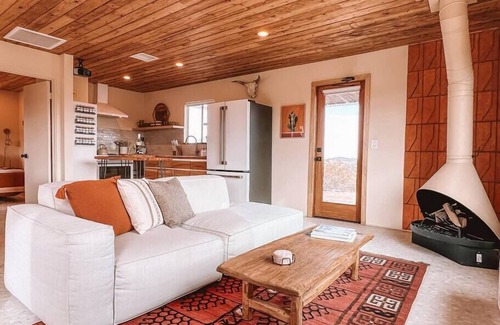 Joshua Tree Cabina | Romantic Cabin with Sweeping Views, Hot Tub, Cowboy Pool · Stone Hill