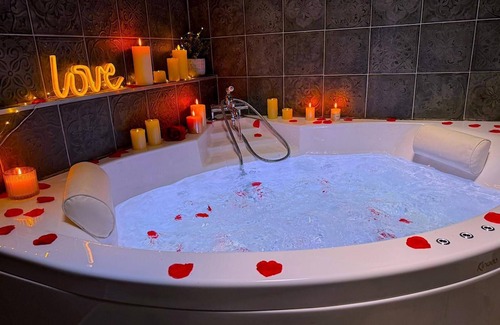 Saint-Maurice Apartamento | ❤️‍🔥 Romantic chalet/Private hot tub/Cinema screen/10 min center ❤️‍🔥